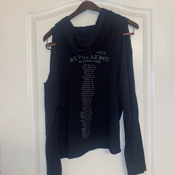 Taylor Swift Distressed Cropped Reputation Tour Hoodie - Picture 2 of 3